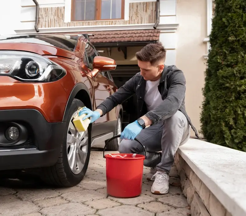 Lavage auto à domicile Les Mages : professionnel intervenant sur un véhicule